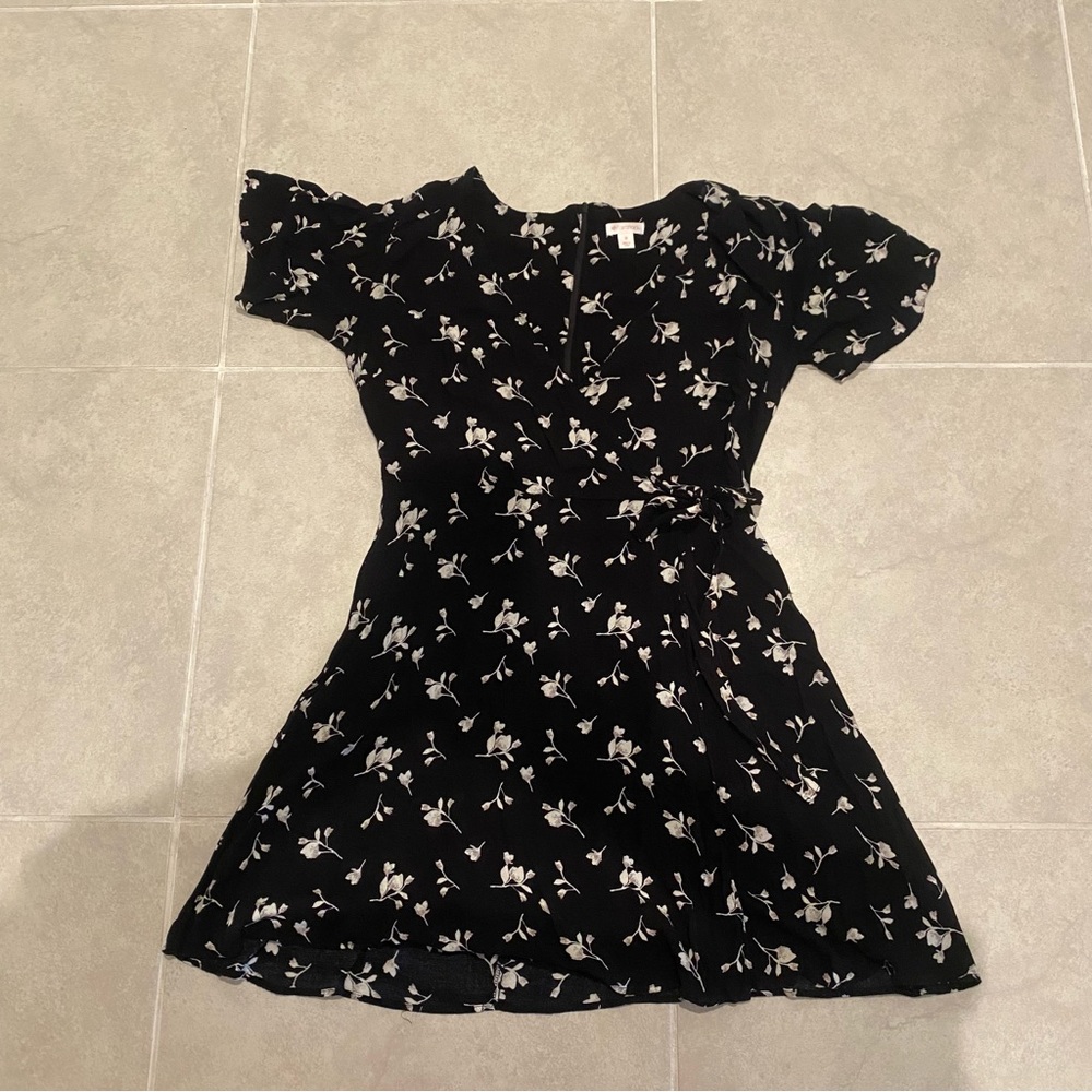 XHILARATION floral v neck wrap dress with zipper back